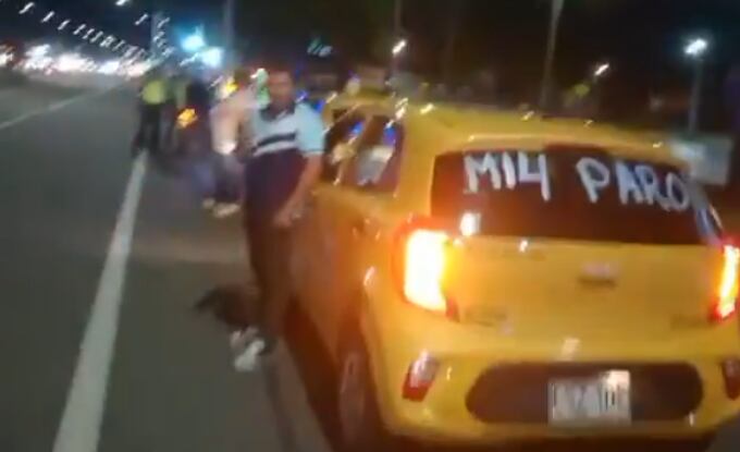 Taxistas bloquean la avenida Boyacá horas antes de iniciar el paro que habían anunciado