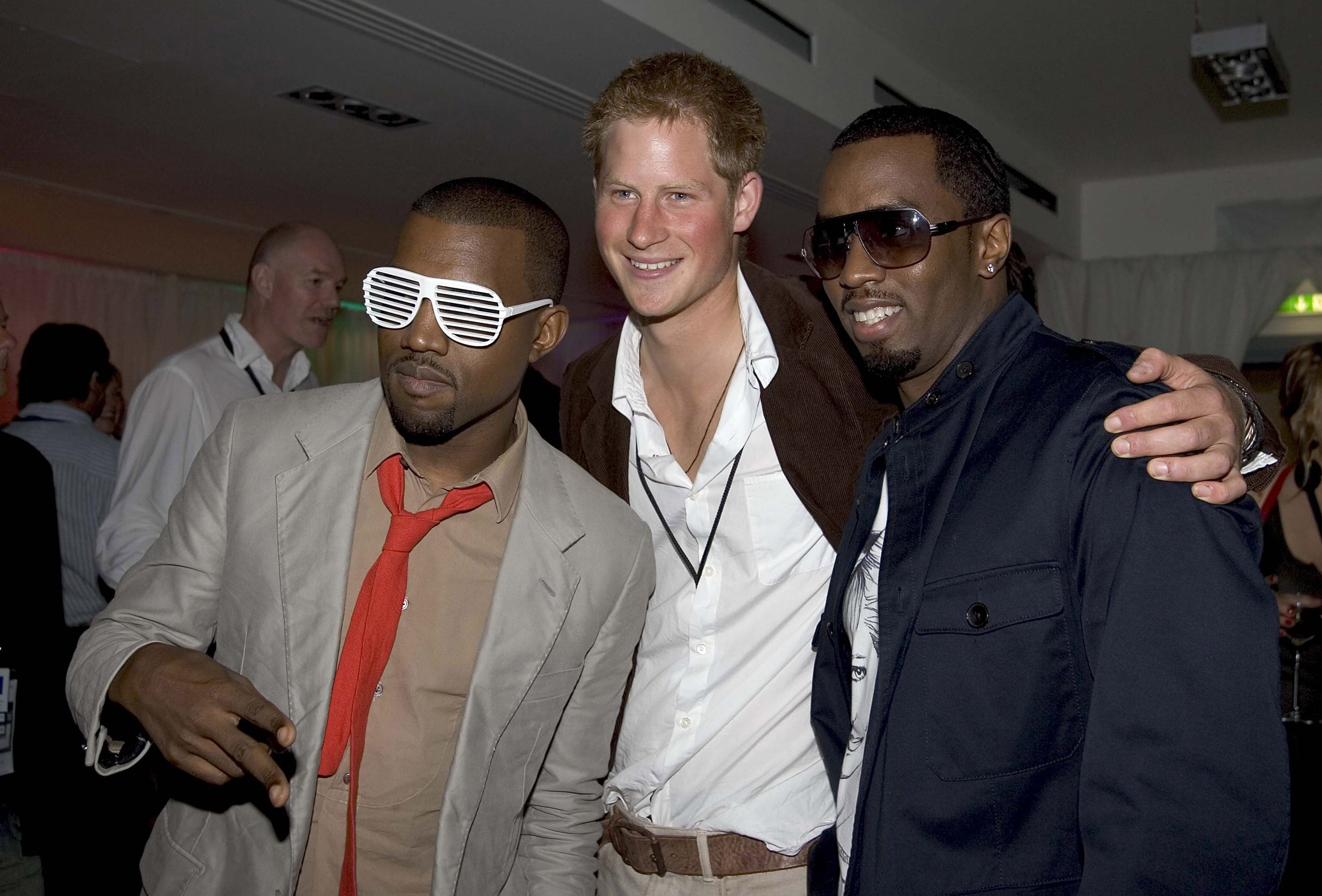 el Príncipe Harry se reúne con los raperos Kanye West (segundo desde la izquierda) y P Diddy (derecha) en el concierto de Diana After Party en el estadio de Wembley el 1 de julio de 2007 en Londres, Inglaterra.