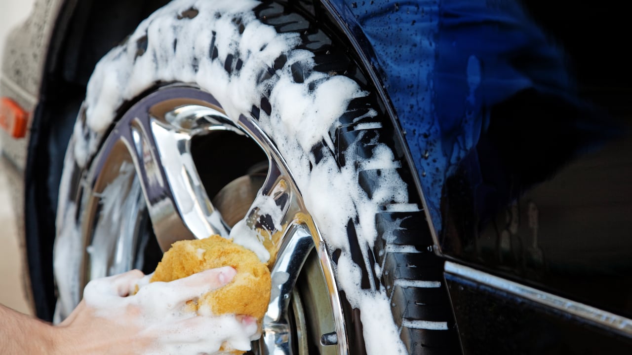 Las llantas de un carro acumulan polvo y suciedad.