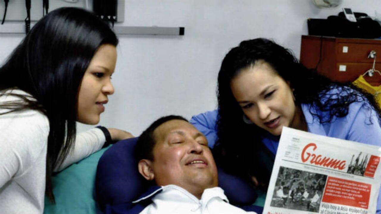 Foto del presidente de Venezuela, Hugo Chávez, tomada el pasado 14 de febrero con una dedición del diario oficial 'Granma' en la mano.