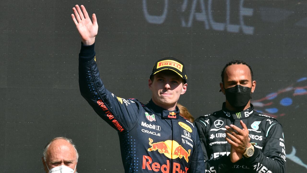 Red Bull's Dutch driver Max Verstapen (C) celebrates on the podium after winning the Formula One Mexico Grand Prix next to runner-up Mercedes' British driver Lewis Hamilton (R) at the Hermanos Rodriguez racetrack in Mexico City on City on November 7, 2021. (Photo by ALFREDO ESTRELLA / AFP)