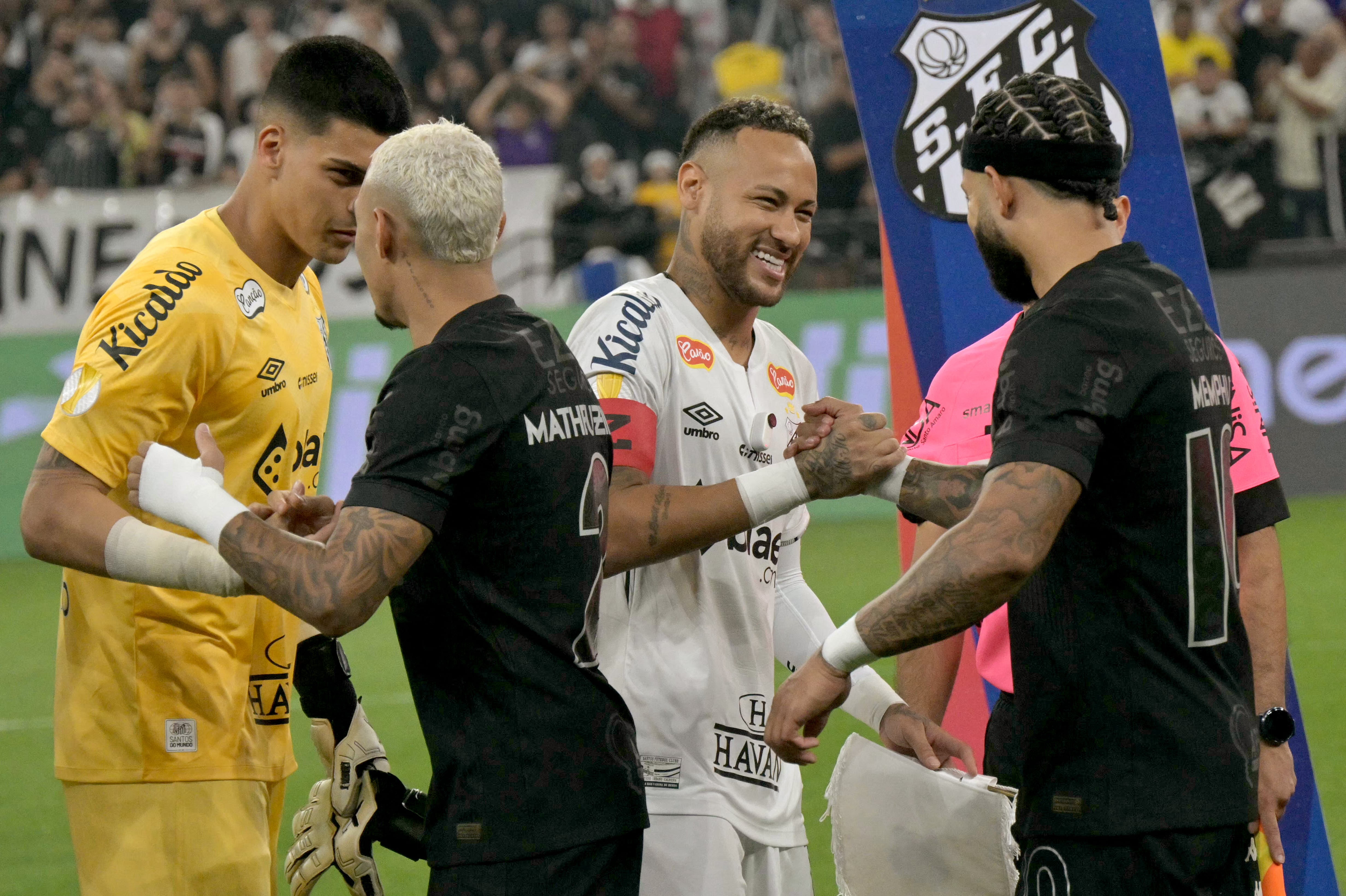 El delantero del Santos #10 Neymar saluda al delantero holandés del Corinthians #10 Memphis Depay antes del partido de fútbol del Campeonato Paulista A1 entre el Corinthians y el Santos en el Arena Corinthians de Sao Paulo el 12 de febrero de 2025.