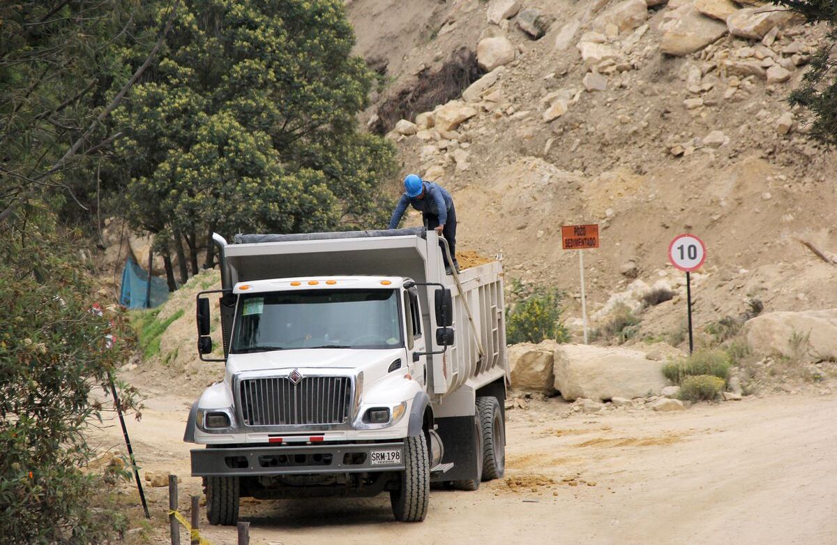El ir y venir de los camiones es constante. Foto: SEMANA