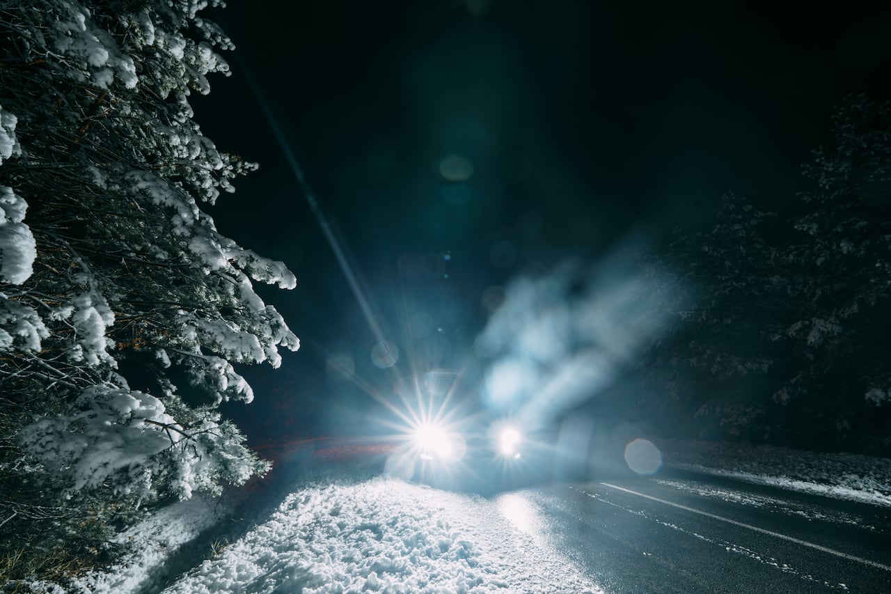 Modificar las luces de un carro aumenta la posibilidad de accidentes en la carretera.