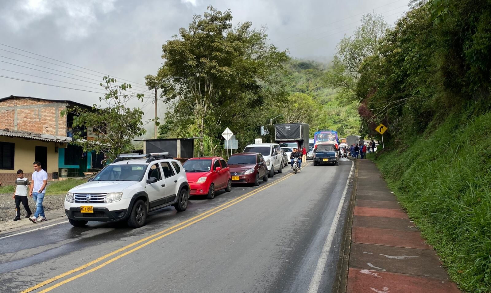 Monumental trancón en ruta alterna de Cauca para continuar al sur del país; familias con menores y animales han esperado por horas.