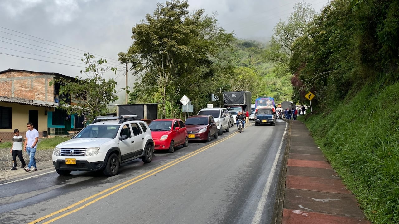 Una fila de vehículos de aproximadamente dos kilómetros aguarda por la habilitación del paso por la vía alterna La Sierra.