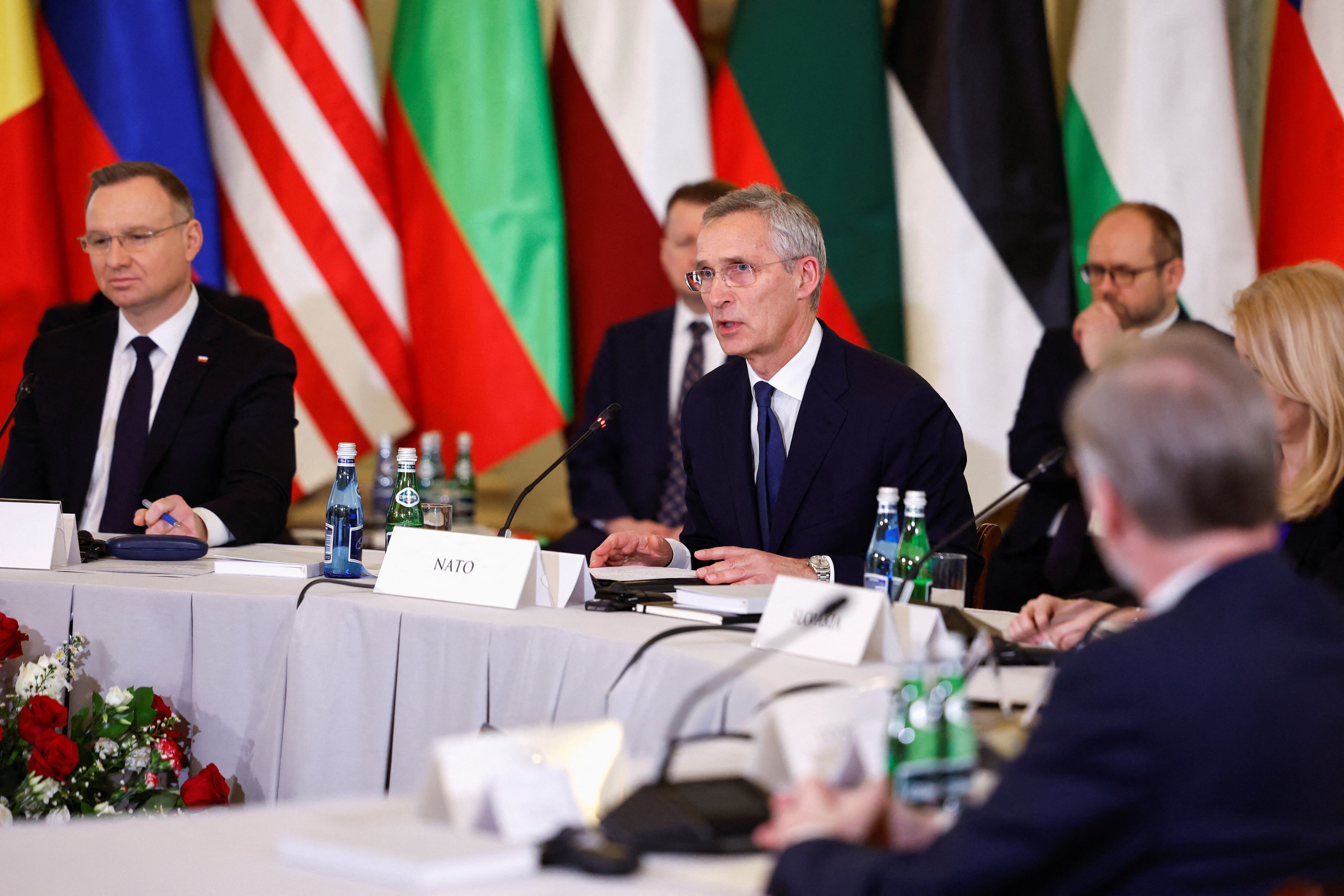 El secretario general de la OTAN, Jens Stoltenberg, habla junto al presidente de Polonia, Andrzej Duda, durante la Cumbre de los Nueve (B9) de Bucarest de la OTAN, durante la visita de Biden a Polonia