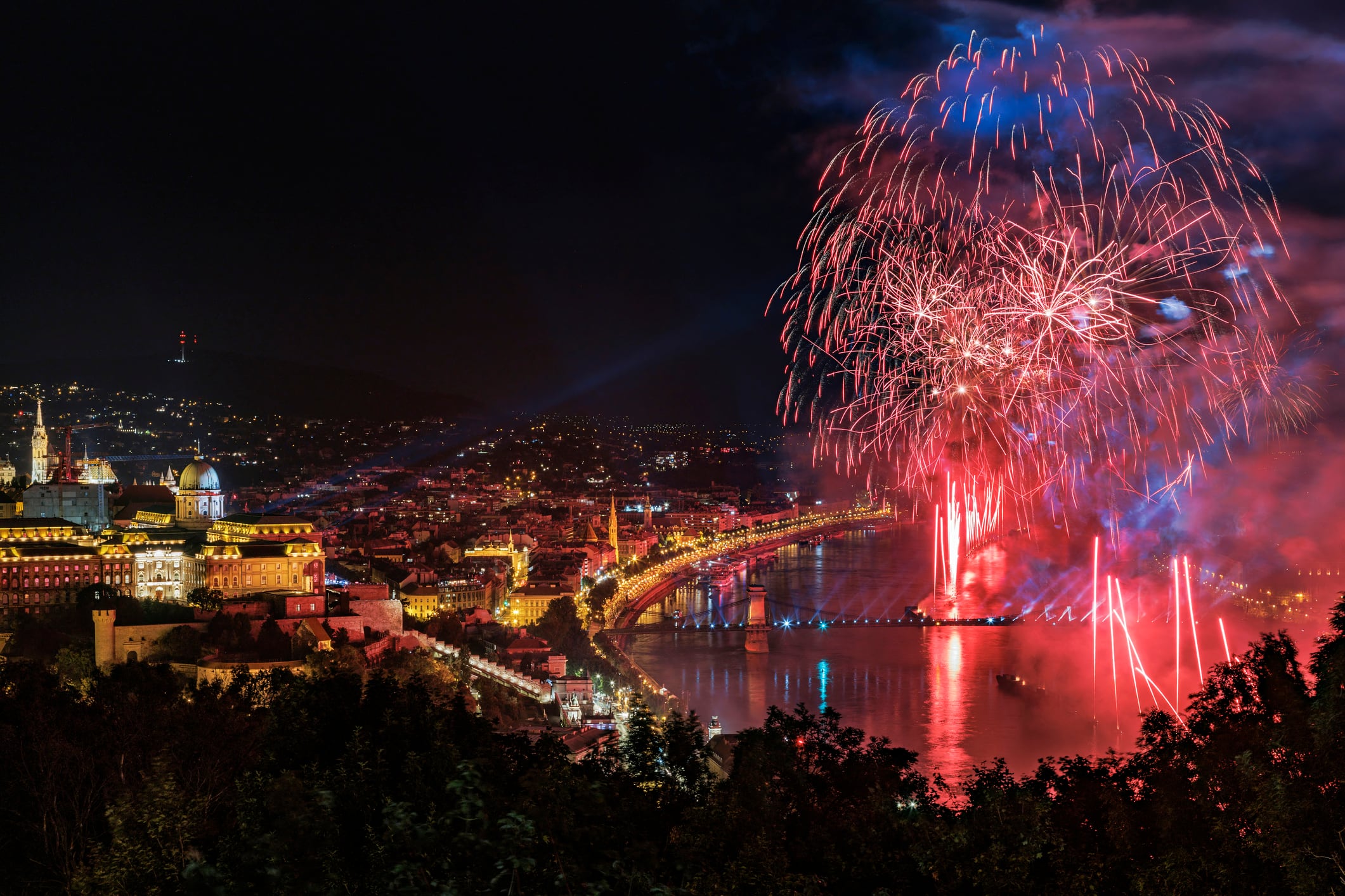 Espectáculo de luces y fuegos artificiales en Budapest el 20 de agosto. en el día de San Esteban