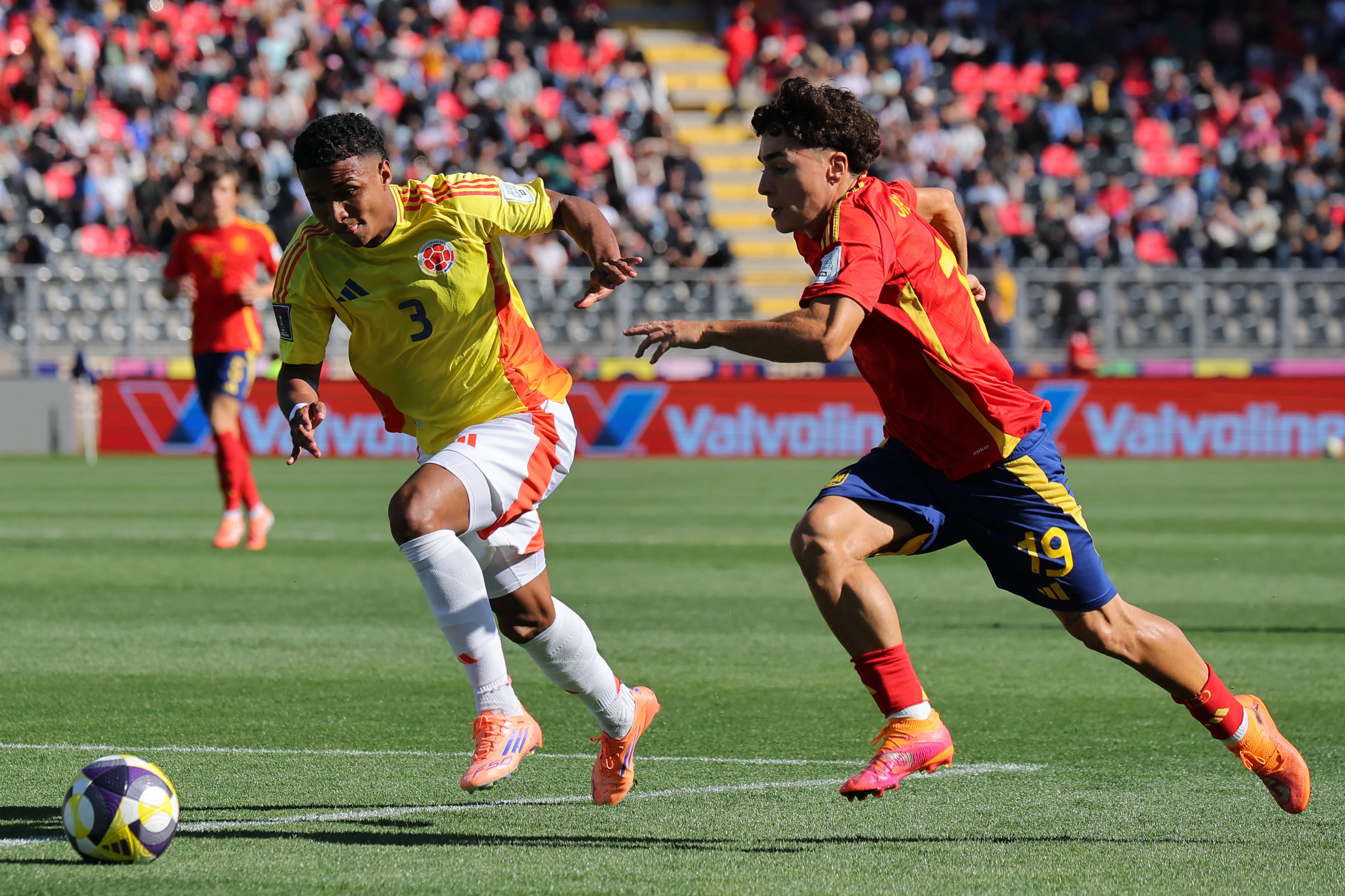 El centrocampista colombiano #03 Carlos Sarabia y el delantero español #19 Jan Virgili luchan por el balón durante el partido de cuartos de final de la Copa Mundial Sub-20 de la FIFA 2025 entre España y Colombia en el Estadio Fiscal en Talca, Chile, el 11 de octubre de 2025. (Foto de Javier TORRES / AFP)