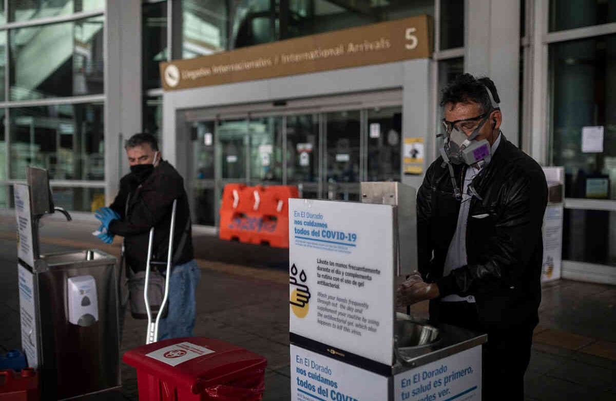La administración de la terminal aérea tomó algunas medidas para la operación en El Dorado. Desde su ingreso varios carteles advierten que “el autocuidado es la herramienta clave para evitar el contagio del coronavirus”. Foto: Esteban Vega/SEMANA