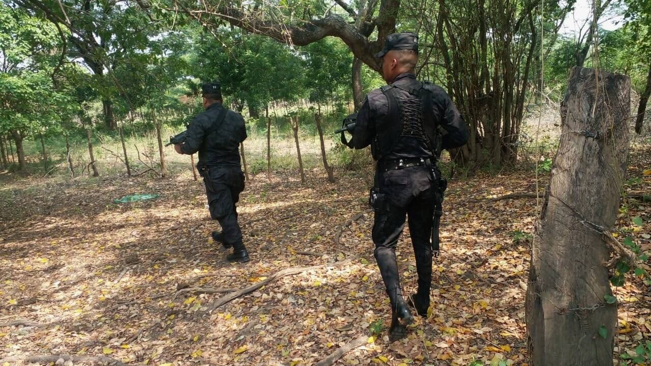 Según el diputado, Guillermo Gallegos, se trata del cuarto policía asesinado desde que el gobierno actual anunció su "guerra" contra las pandillas.