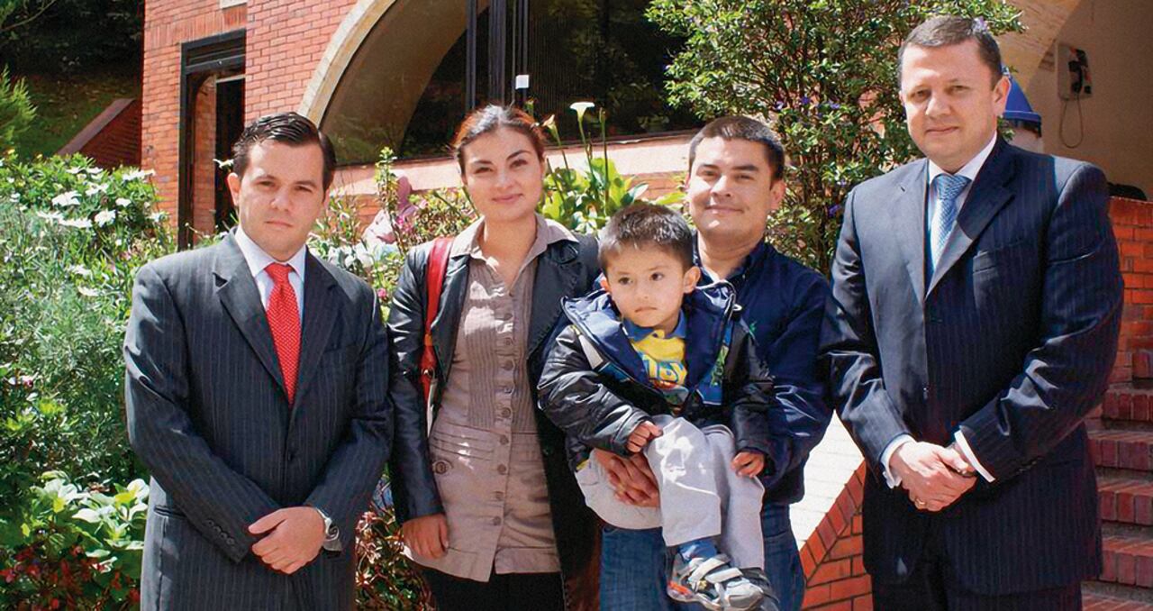   Esta foto es de 2011, cuando el drama se repitió. Martínez está acompañado de su esposa y del abogado Juan Carlos Cárdenas, quien lo ha acompañado desde 2010 en la lucha para demostrar su inocencia. En la última foto está abrazado con su pareja en Estados Unidos.