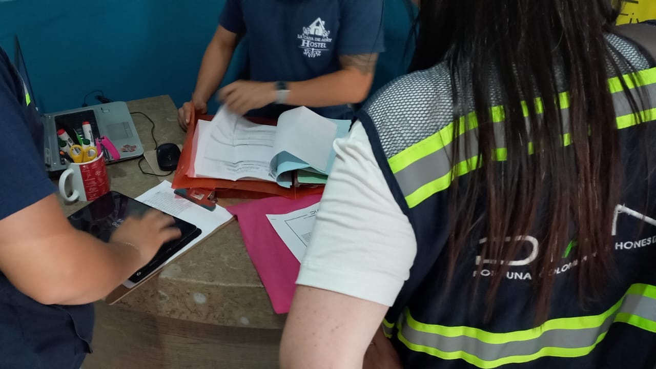 La Dian hizo operativos en Cali para comprobar la facturación electrónica.