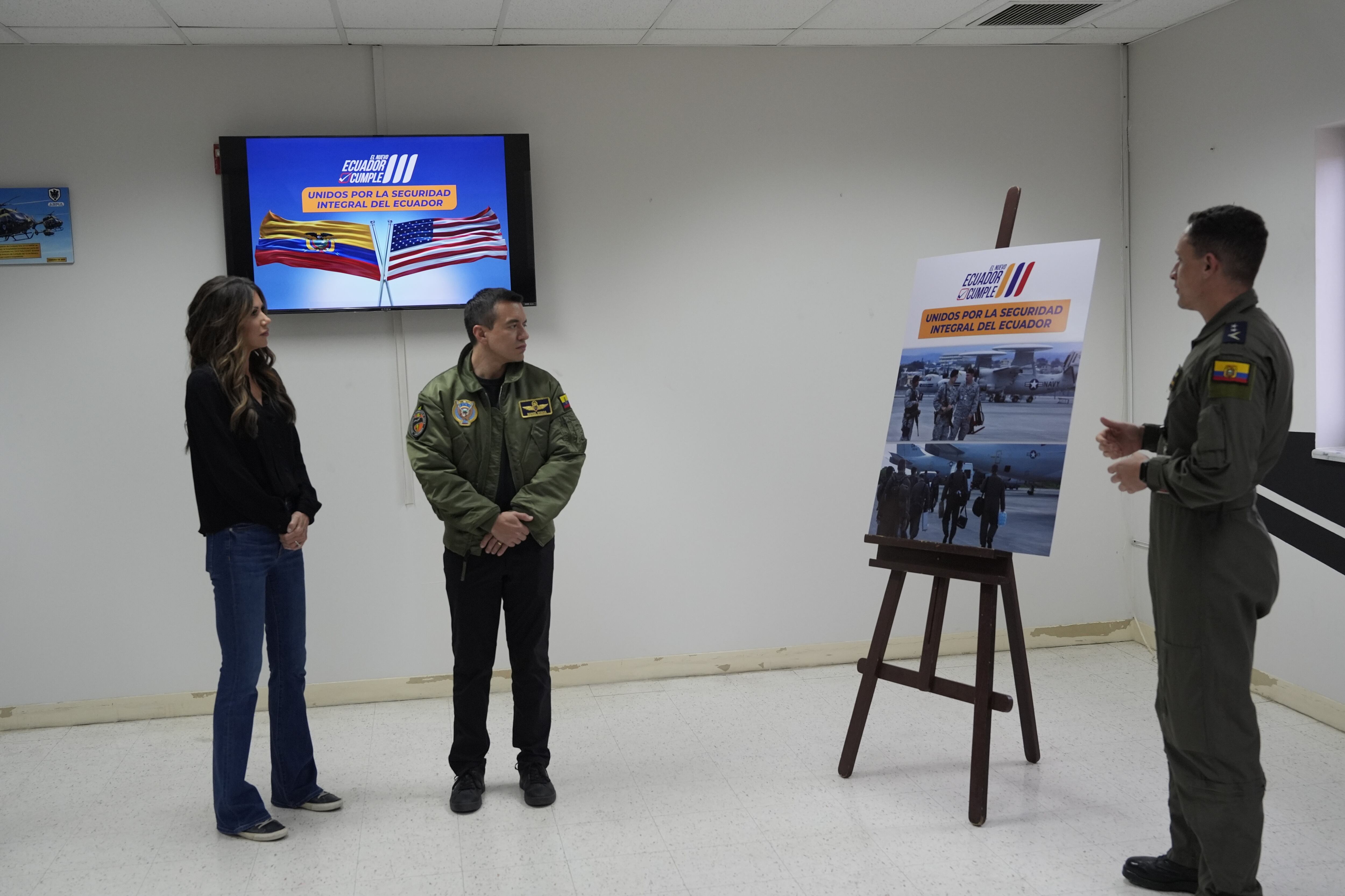 La Secretaria de Seguridad Nacional de Estados Unidos, Kristi Noem, conversa con el Presidente de Ecuador, Daniel Noboa (C), durante una visita a la Base Aérea Eloy Alfaro el 5 de noviembre de 2025 en Manta, Ecuador