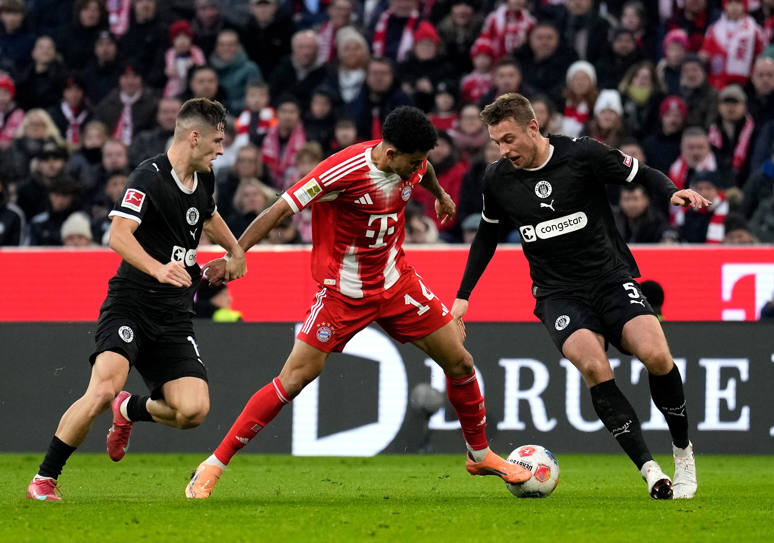 Hauke Wahl en la marca a Luis Díaz.