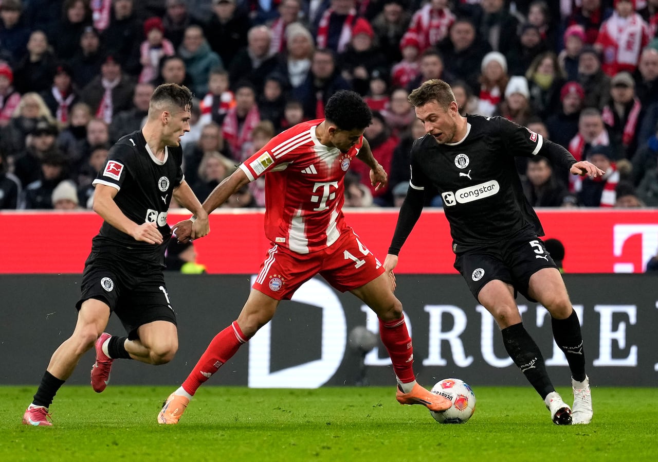 Hauke Wahl en la marca a Luis Díaz.