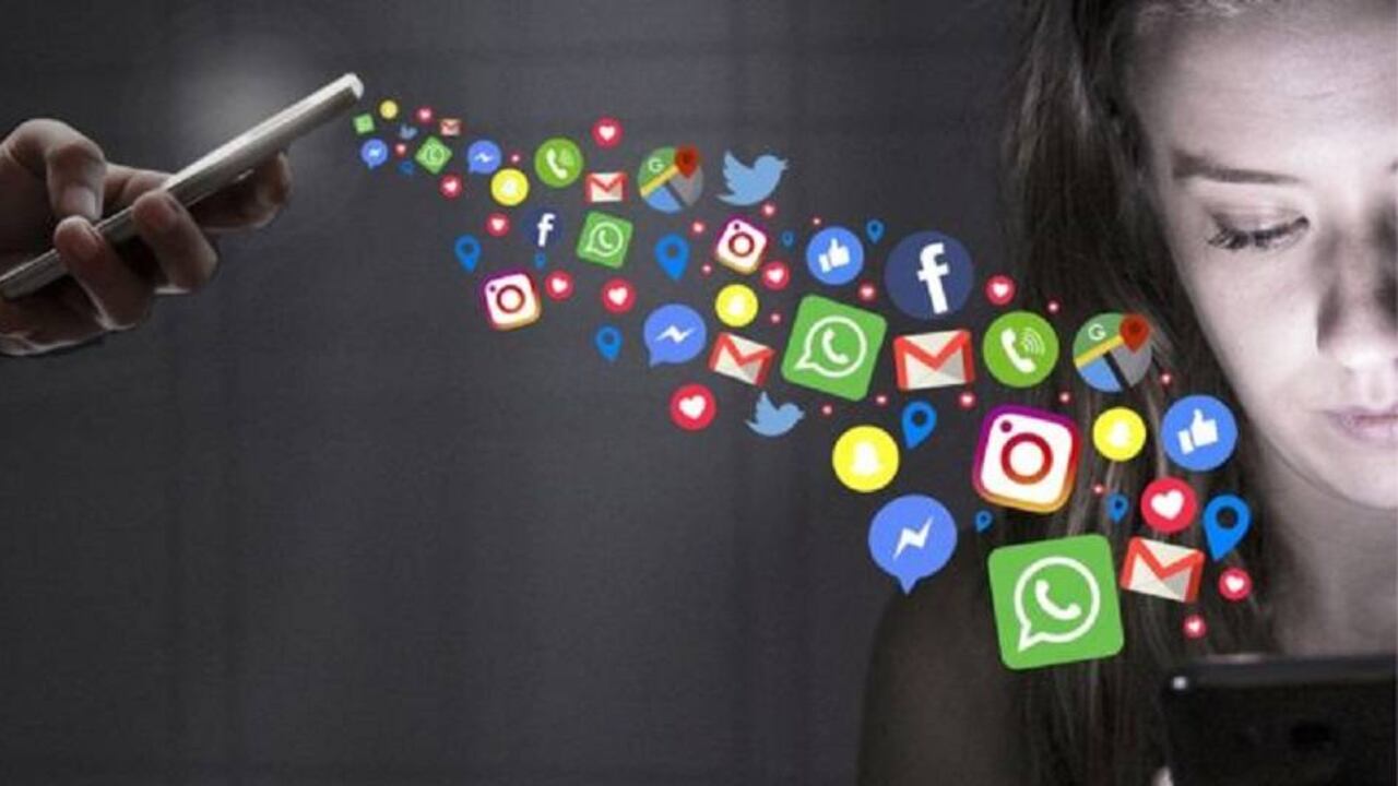 El stalkerware permite a los usuarios ver los mensajes y correos electrónicos de otra persona e incluso acceder a su cámara. Foto: Getty Images