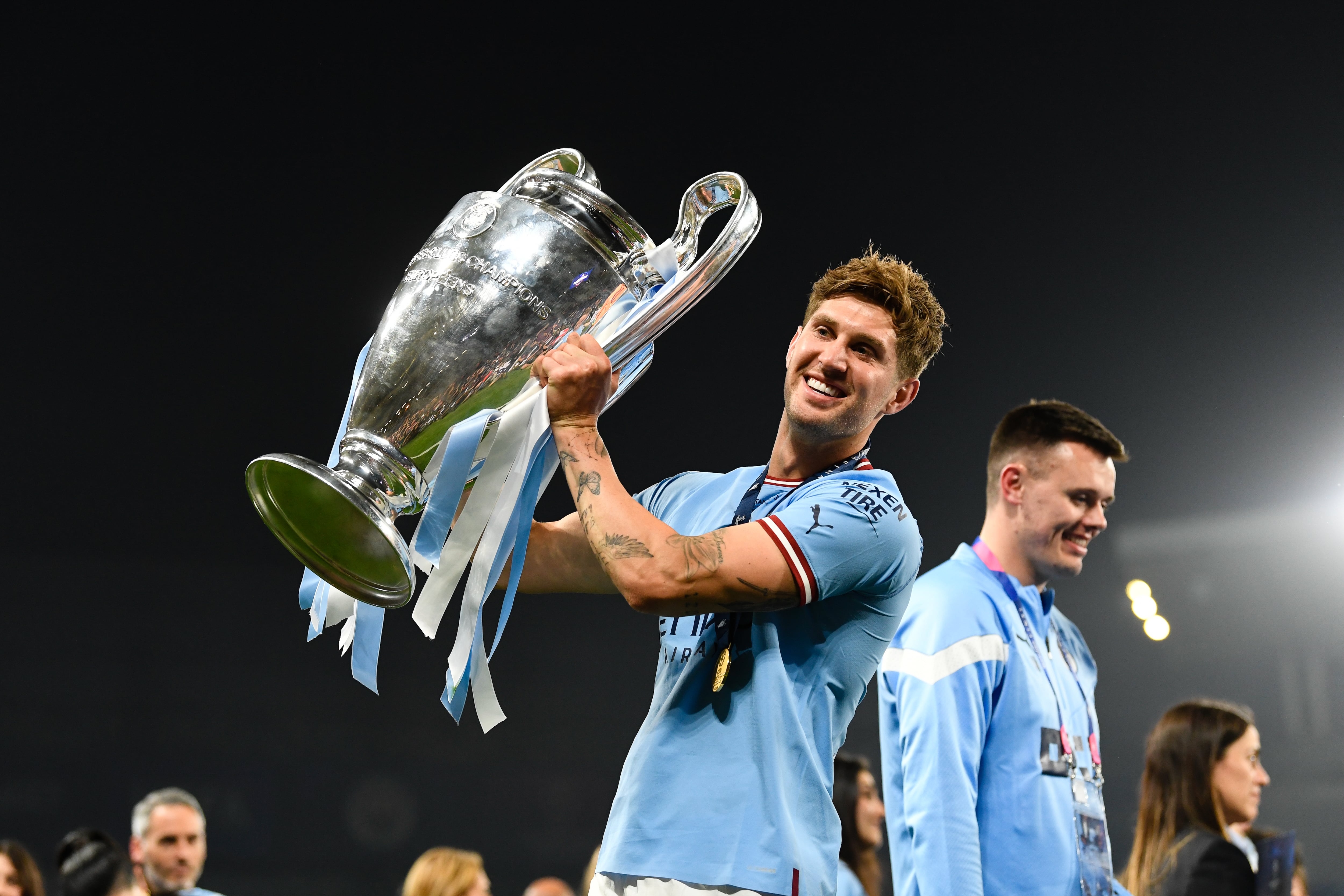 John Stones, leyenda del Manchester City, levantando la Champions League 2023.