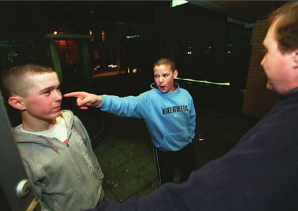 Irlanda del Norte: Joe Doherty (derecha) enfrente del nuevo Centro de Jóvenes. Él tiene un problema: Un chico constantemente ataca a otros niños. Ahora él quiere que ambos vayan adentro.

