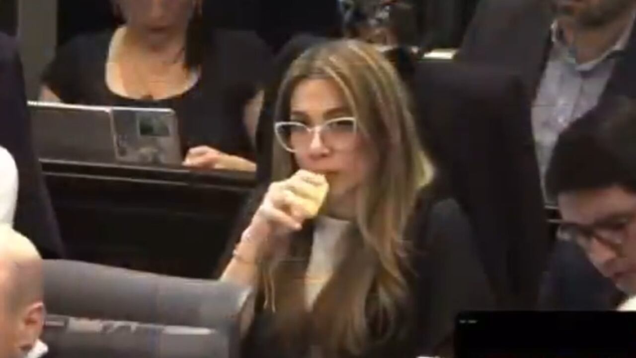 Catherine Juvinao vapeando en el Congreso.