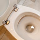 Las manchas amarillas en un inodoro se pueden presentar por diferentes motivos, pero dejan el reflejo de poca higiene.