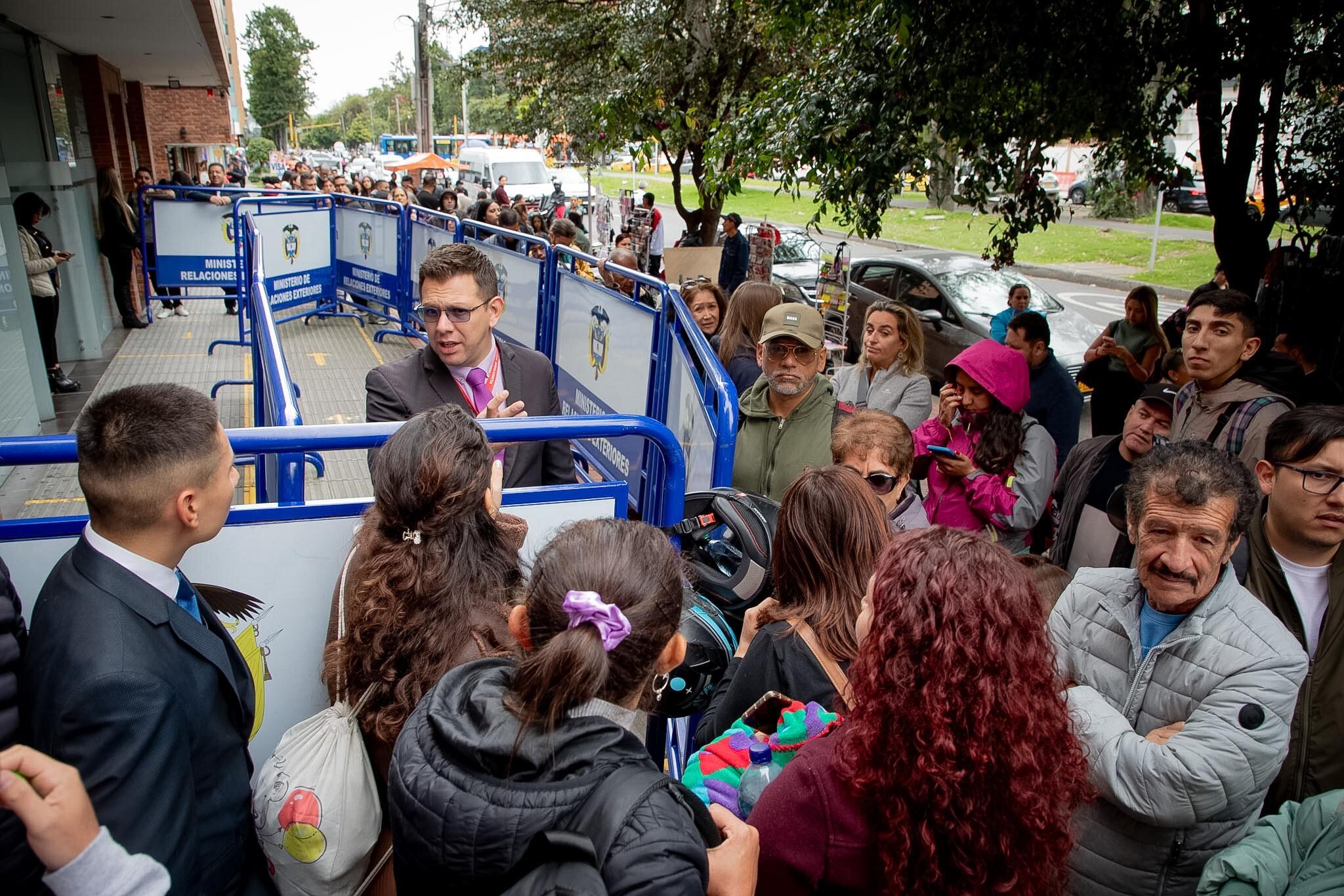 Filas pasaporte calle 100 Bogotá