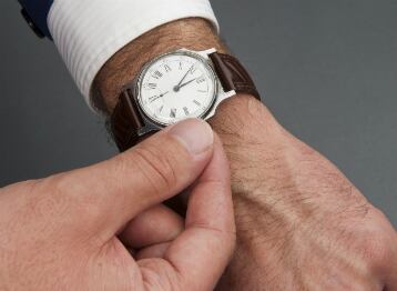 Mirar el reloj. Desviar la mirada de la otra persona para mirar el reloj, puede hacerle ver desinteresado o arrogante. 