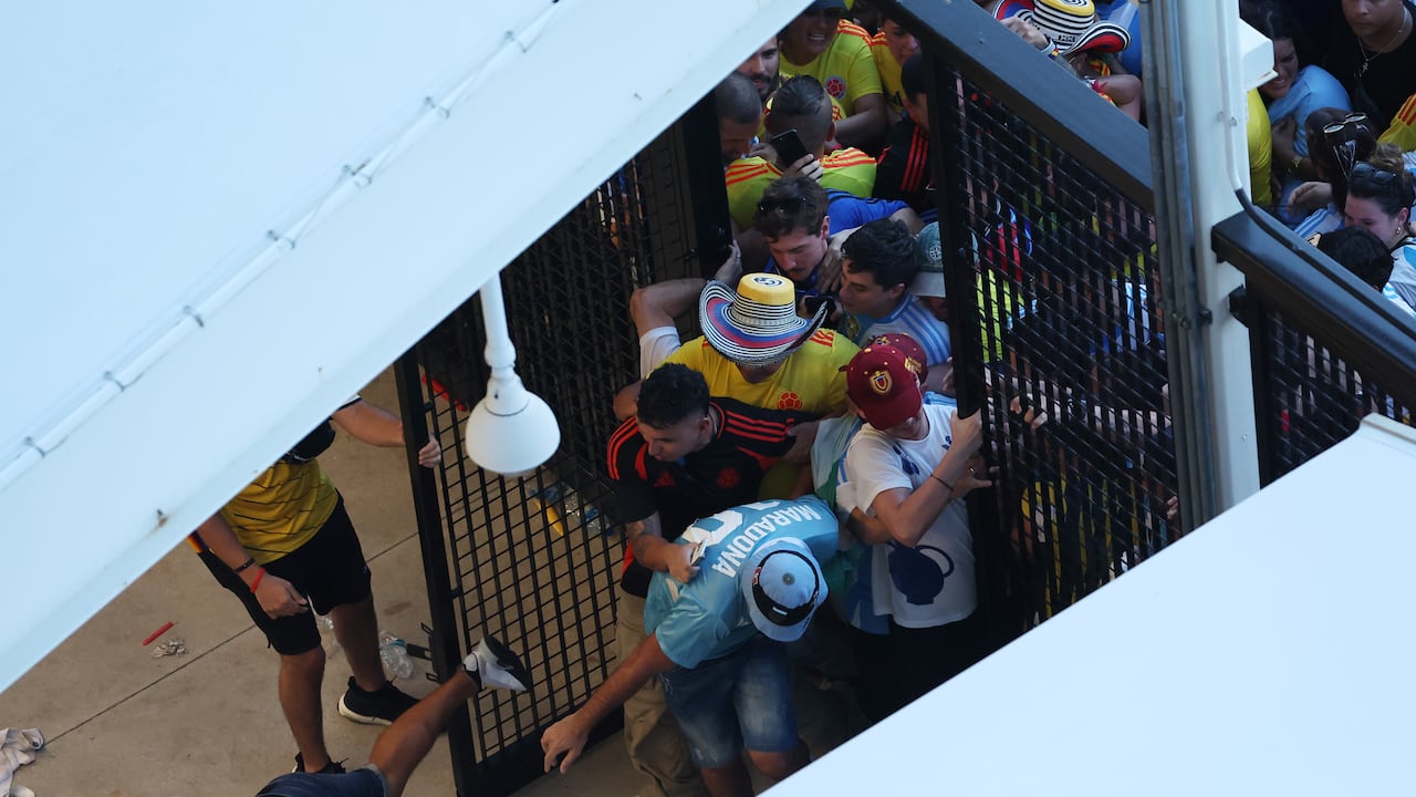 Grandes multitudes de fanáticos intentando ingresar al estadio en medio de disturbios, previos al partido final de la Copa América.
