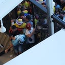 Grandes multitudes de fanáticos intentando ingresar al estadio en medio de disturbios, previos al partido final de la Copa América.