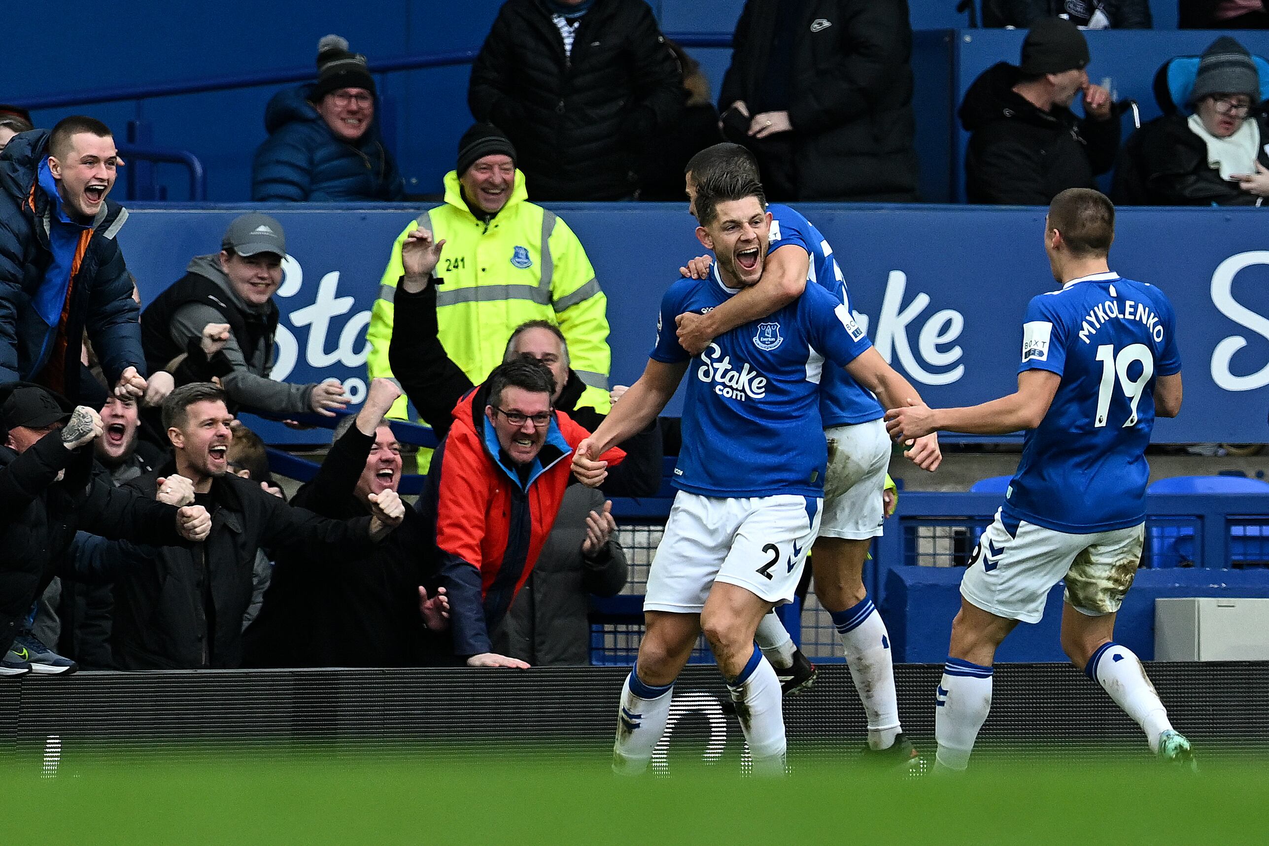 James Tarkowski celebra junto a sus compañeros el gol ante Arsenal.