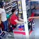 Las cámaras de seguridad del local comercial, dejaron en evidencia a dos hombres amedrantando a los empleados del lugar para robar dinero de la caja.
