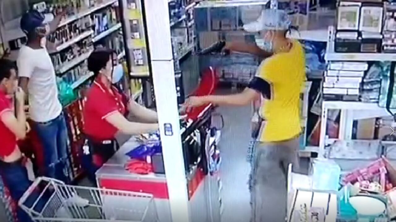 Las cámaras de seguridad del local comercial, dejaron en evidencia a dos hombres amedrantando a los empleados del lugar para robar dinero de la caja.
