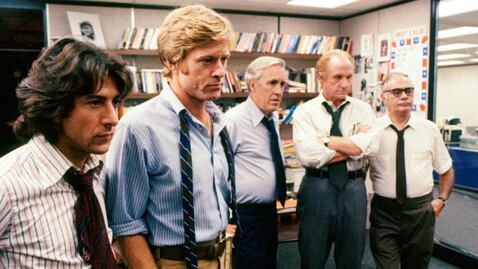 Desde la izquierda, Dustin Hoffman, Robert Redford, Jason Robards, Jack Warden y Martin Balsahm en un fotograma de Todos los hombres del presidente.