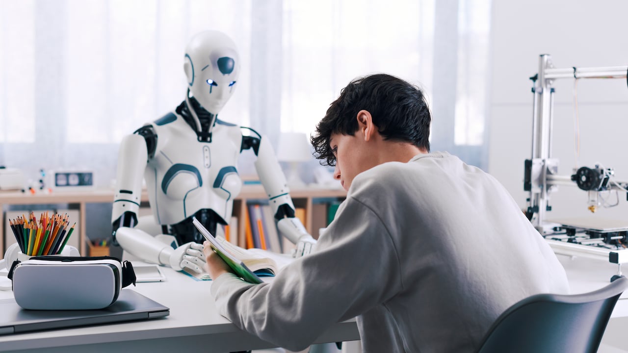 El David Game College, un colegio privado en Londres, Inglaterra, ha generado controversia tras anunciar que reemplazará a los maestros en uno de sus cursos por inteligencia artificial (IA) y realidad virtual.