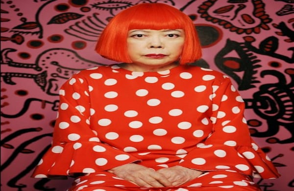 En 1973 regresa a Japón y en 1977 se presenta otro hito que, para bien o para mal, marcó en adelante su vida artística y la interpretación de su obra: ingresó de manera voluntaria a una clínica psiquiátrica, en la que reside desde entonces.