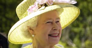 1. Reina Isabel II de Inglaterra: Quizás la más reconocida de todas por llevar más de 60 años como monarca. De acuerdo con información ofrecida por varios medios consultados por FP, su salario anual aproximado en 2014 fue de US$12,9 millones, lo que equivaldría a US$1,075 mensuales. Esto, en términos más sencillos, significa que gana poco más de 4 mil salarios mínimos mensuales vigentes colombianos de 2015.