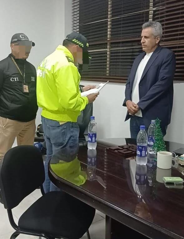 El exministro del Interior Luis Fernando Velasco se entregó a las autoridades luego que fuera ordenada su detención en establecimiento penitenciario.
