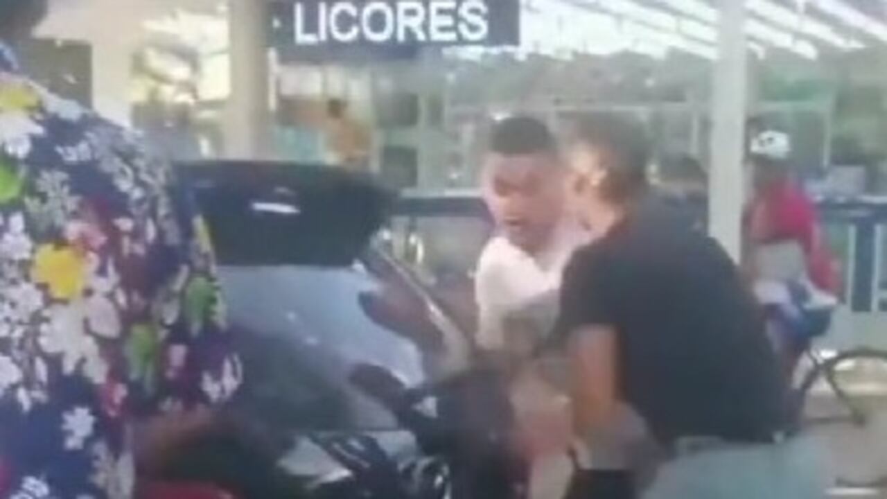 El hombre sacó una barra de metal de su vehículo para seguir agrediendo al conductor de SIVA