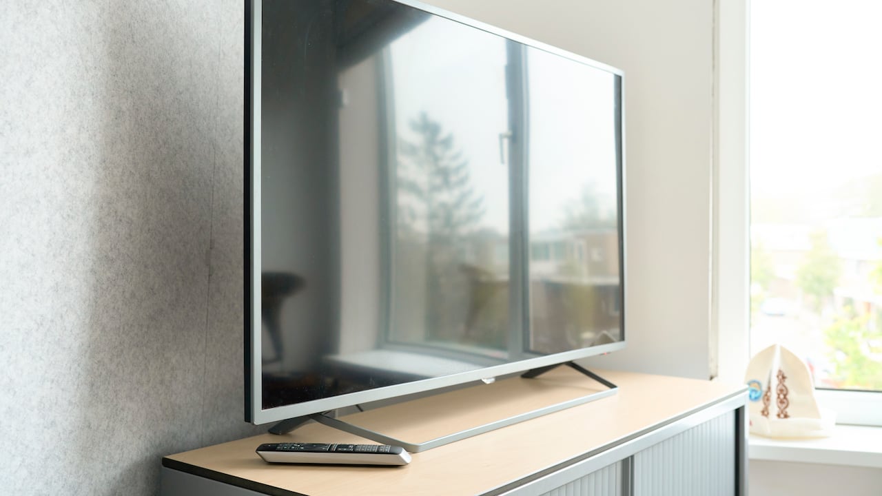 Los riesgos de colocar el televisor cerca de una ventana.