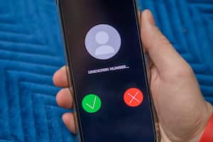 Expertos identifican el silencio inicial como señal de un bot que verifica números activos.
