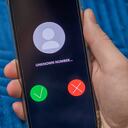 Expertos identifican el silencio inicial como señal de un bot que verifica números activos.