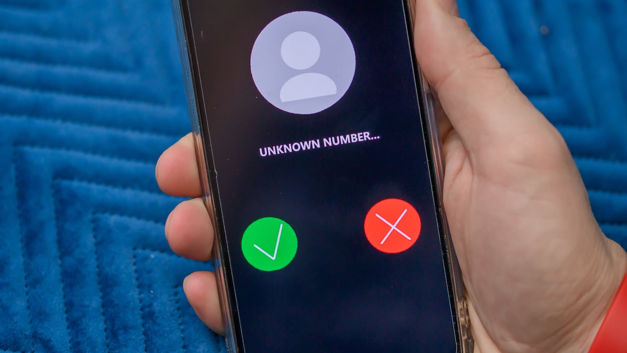 Expertos identifican el silencio inicial como señal de un bot que verifica números activos.