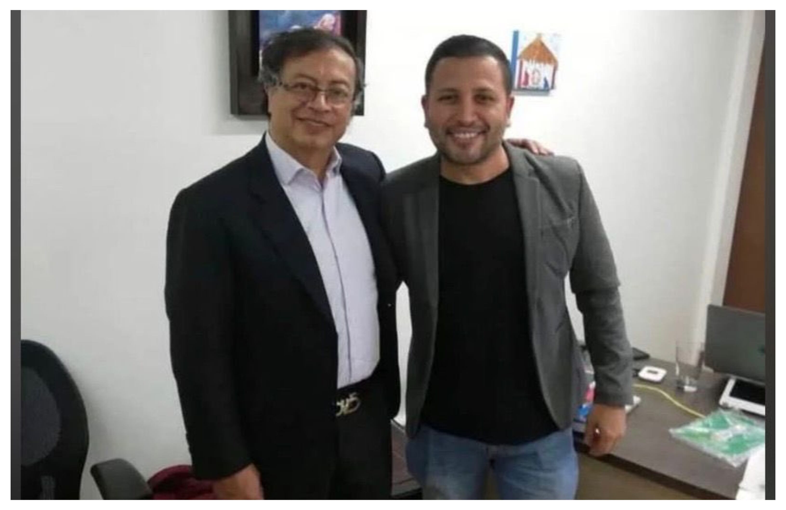 Juan Sebastián Montoya Cardona, el día que lo nombraron subdirector de la UAIF, al lado del presidente, Gustavo Petro.