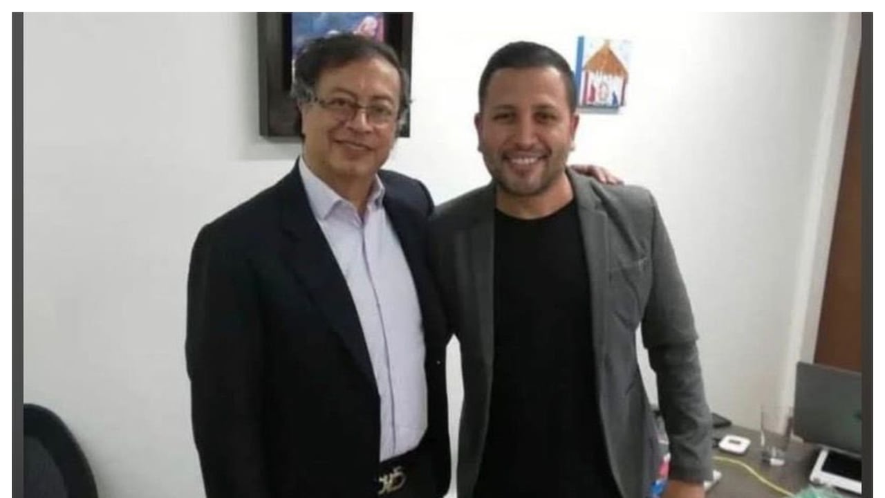 Juan Sebastián Montoya Cardona, el día que lo nombraron subdirector de la UAIF, al lado del presidente Gustavo Petro.