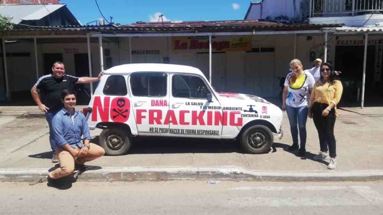 Los habitantes de Puerto Wilches han optado hasta por pintar en sus carros su inconformismo frente al fracking. Foto: Miguel Contreras.