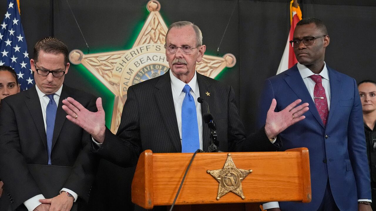 El sheriff del condado de Palm Beach, Ric Bradshaw, centro, habla durante una conferencia de prensa de funcionarios encargados de hacer cumplir la ley, el lunes 16 de septiembre de 2024, en la Oficina del Sheriff del condado de Palm Beach en West Palm Beach, Florida, para brindar una actualización sobre la investigación de el aparente intento de asesinato del candidato presidencial republicano, el expresidente Donald Trump.