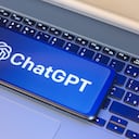 El chatbot utiliza inteligencia artificial para generar respuestas de texto de manera coherente y relevante.