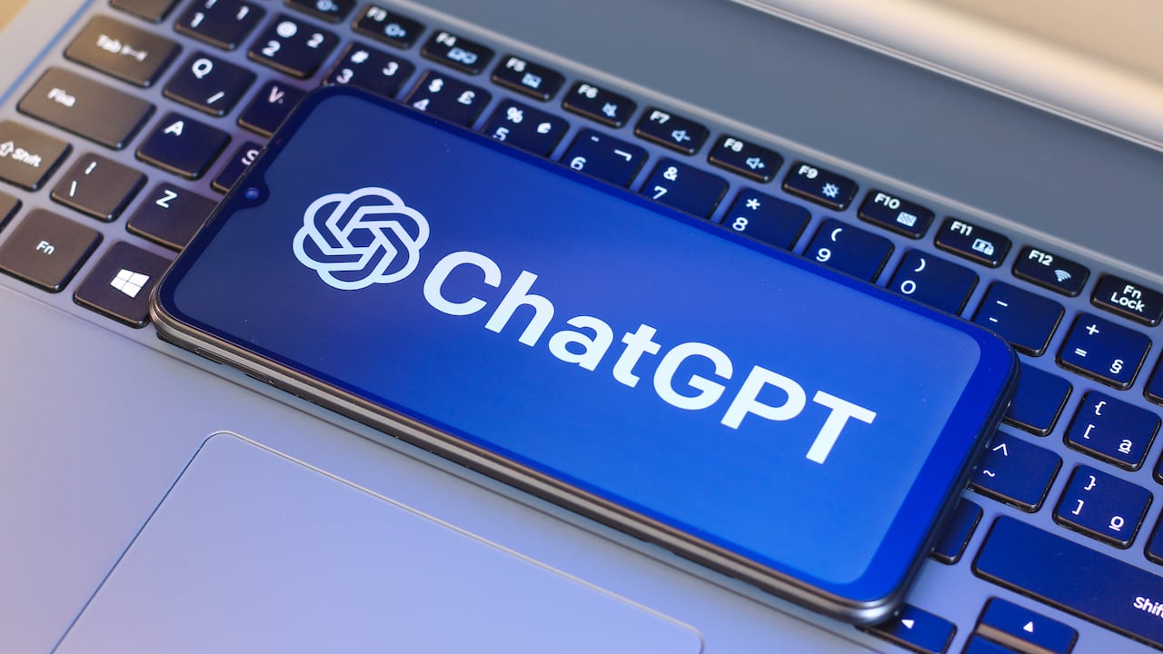 El chatbot utiliza inteligencia artificial para generar respuestas de texto de manera coherente y relevante.