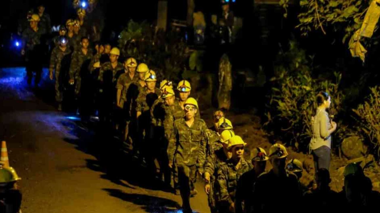 Los 12 menores y su entrenador fueron rescatados en una operación en la que trabajaron los mejores buzos de la región.