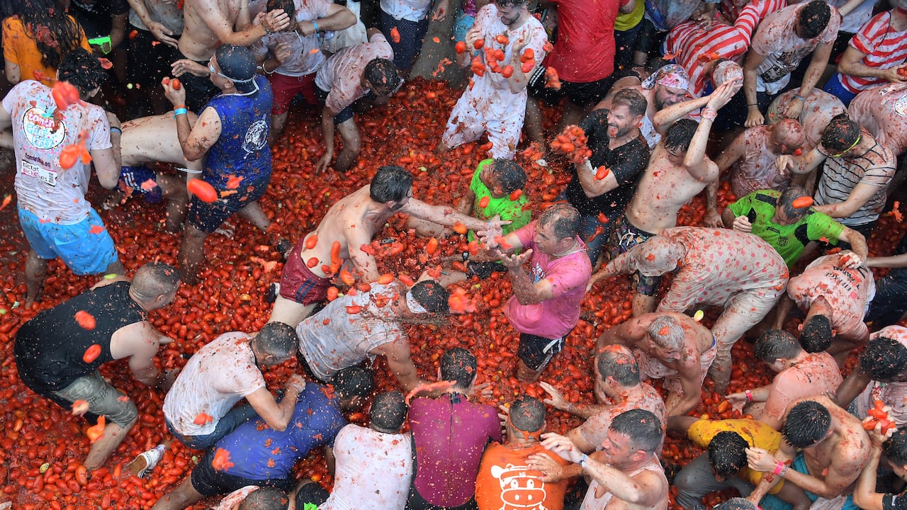 La emblemática fiesta es "la mayor pelea de comida del mundo". (Photo by Jose Jordan / AFP).